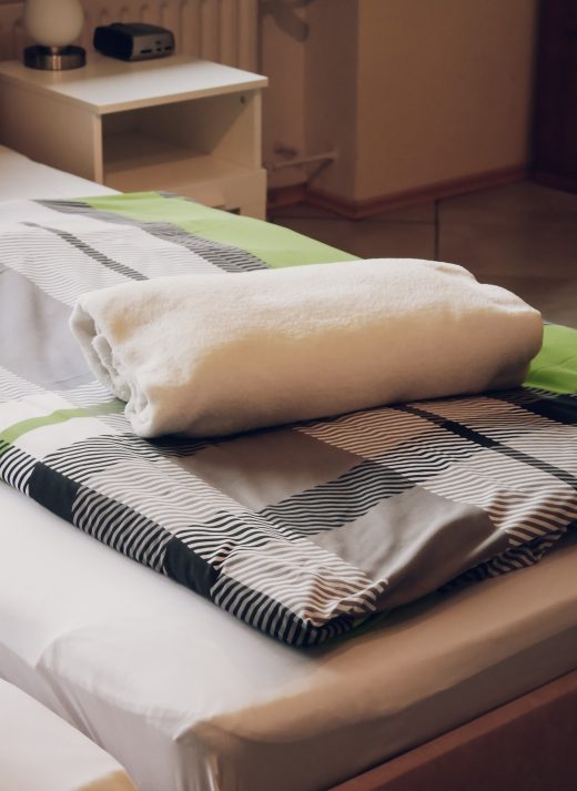 Zimmer in Lindlar » Bellevue im Bergischen Land » bunte Bettwäsche mit Wolldecke