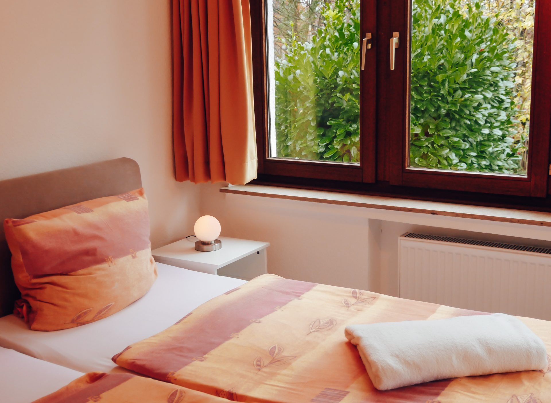 Zimmer in Lindlar » Bellevue im Bergischen Land » frisch bezogenes Bett mit bunter Bettwäsche