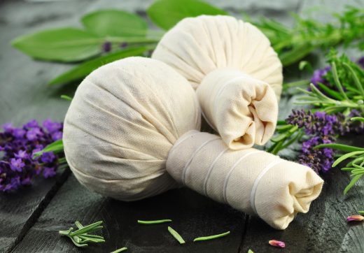 zwei Kräuterstempel mit Lavemdel im Hintergrund