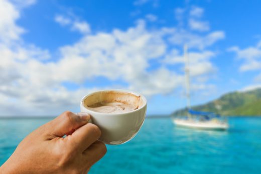 Segeln und Brunchen - Kaffee geniesen an Bord einer Segelyacht auf der Ostsee